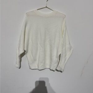 Relaxed Fit White Sweater with Ribbed Texture and Long Sleeves
